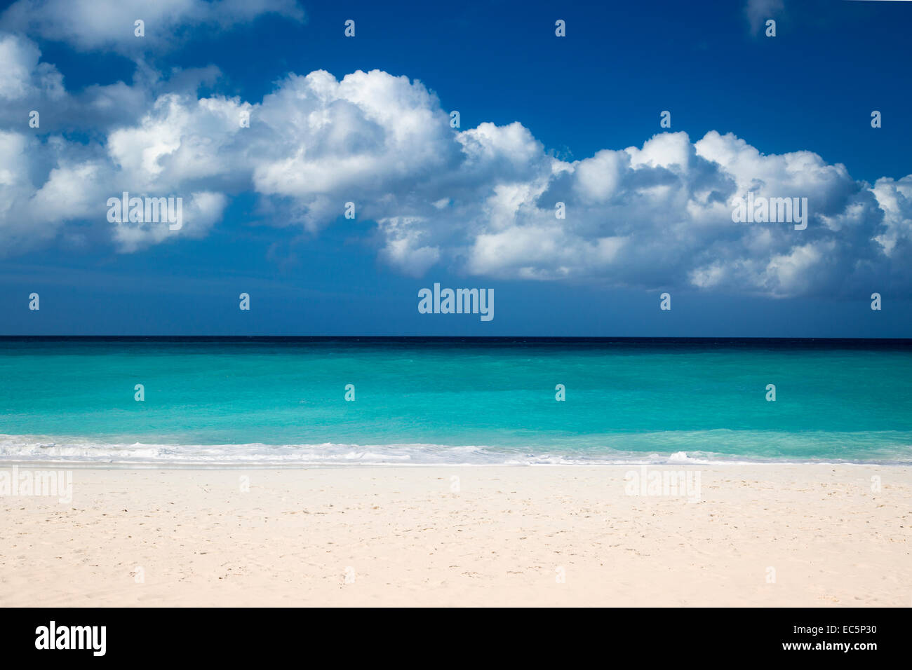 Weißer Sandstrand am Eagle Beach in der Nähe von Oranjestad, Aruba, West Indies Stockfoto