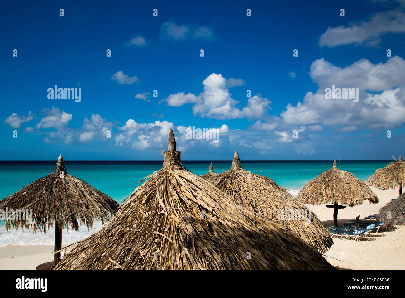 Grass Sonnenschirme am weißen Sandstrand am Eagle Beach, Aruba, West Indies Stockfoto