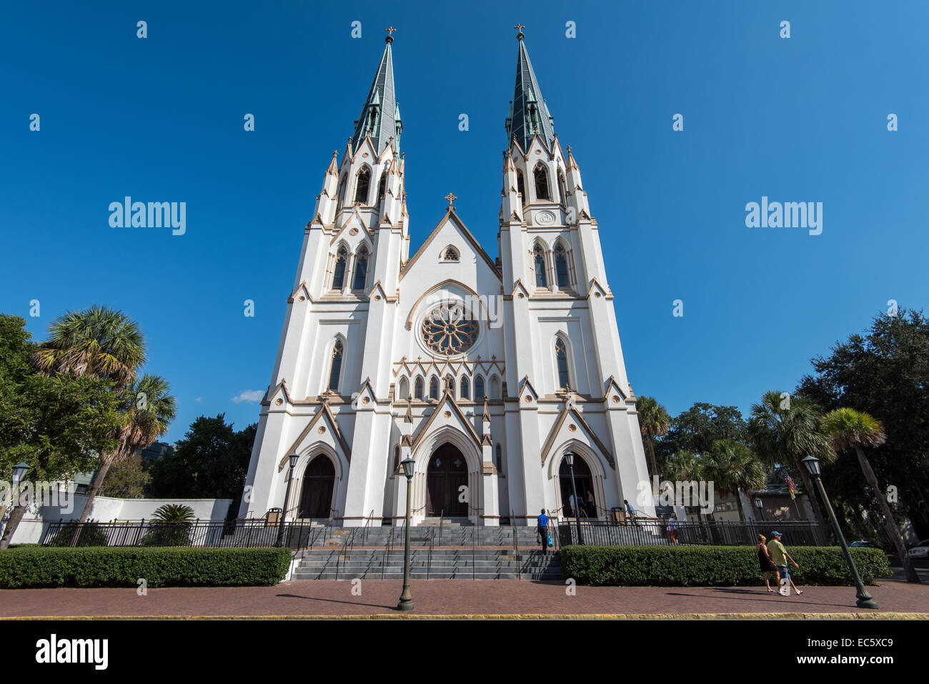 Kathedrale St. Johannes des Täufers an einem sonnigen Nachmittag in Savannah, GA Stockfoto