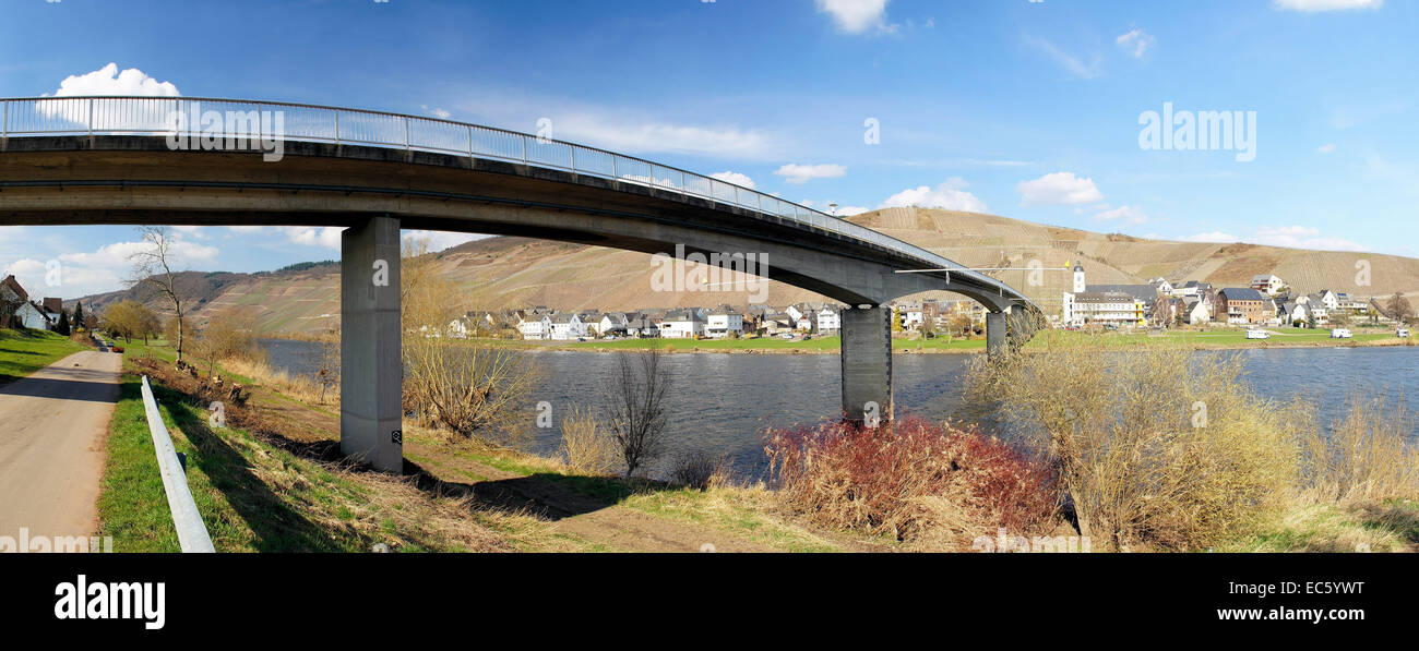 Brücke zwischen Kinheim und Kindel an der Mosel panorama Stockfoto