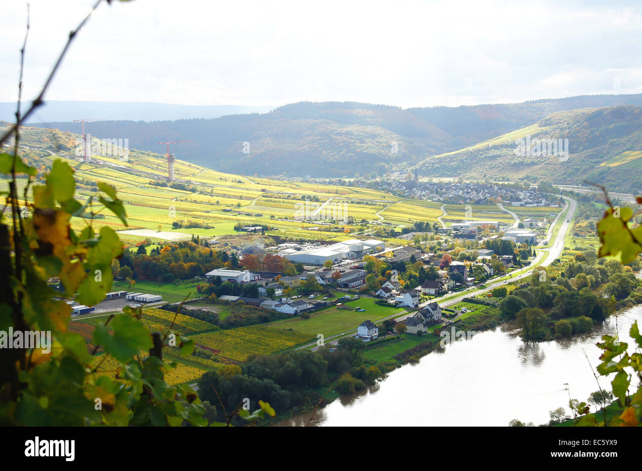 Zeltingen-Rachtig an der Mosel mit Industriegebiet Stockfoto