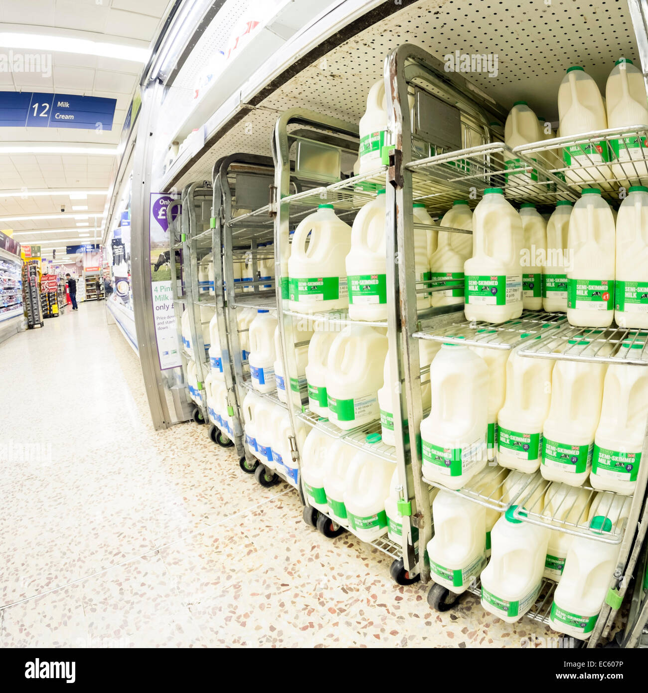 Fisheye Schuss Milch zu verkaufen in einem Tesco Supermarkt, UK. Stockfoto
