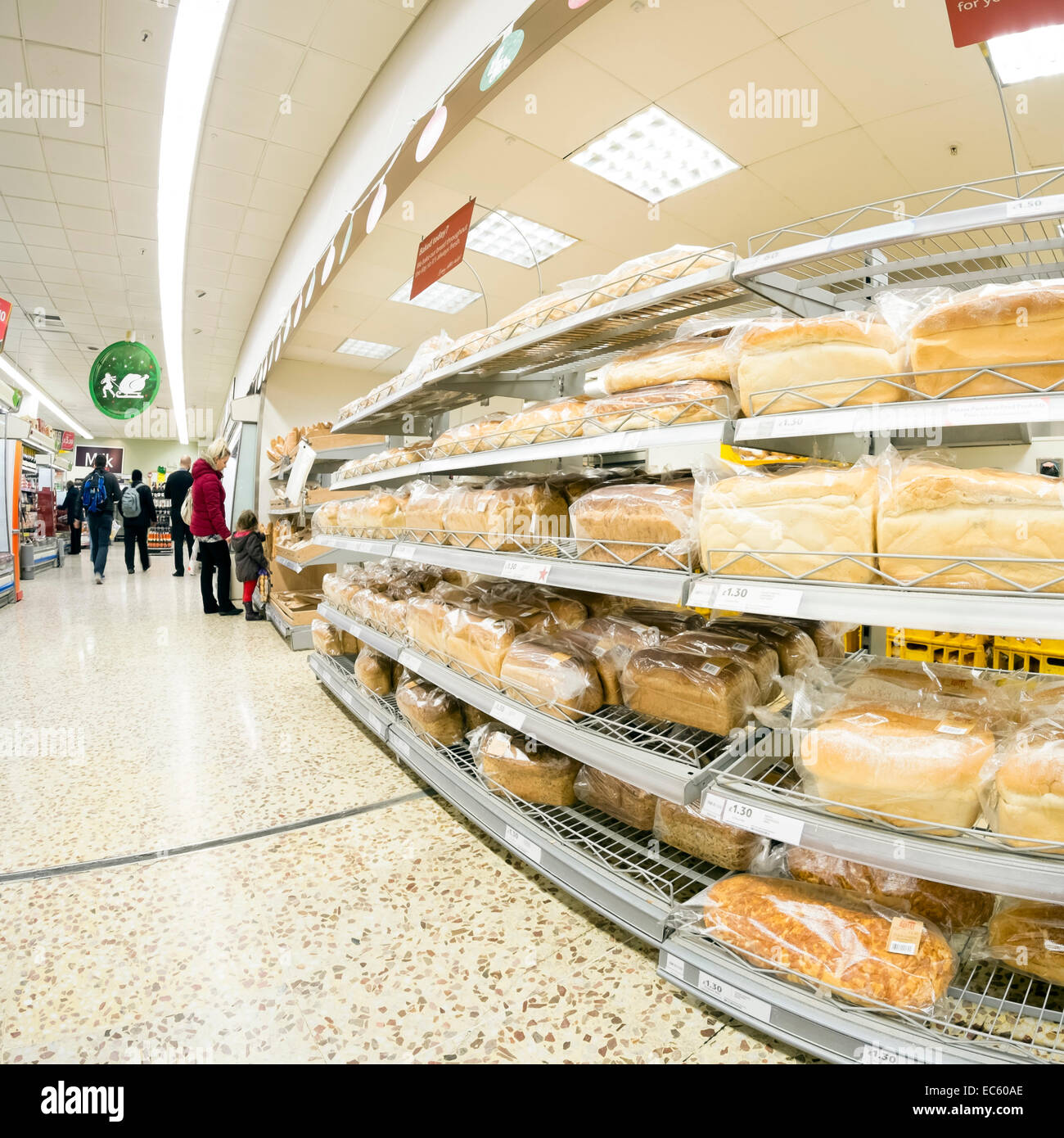 Fisheye Schuss Brot für den Verkauf in einem Tesco Supermarkt, UK. Stockfoto