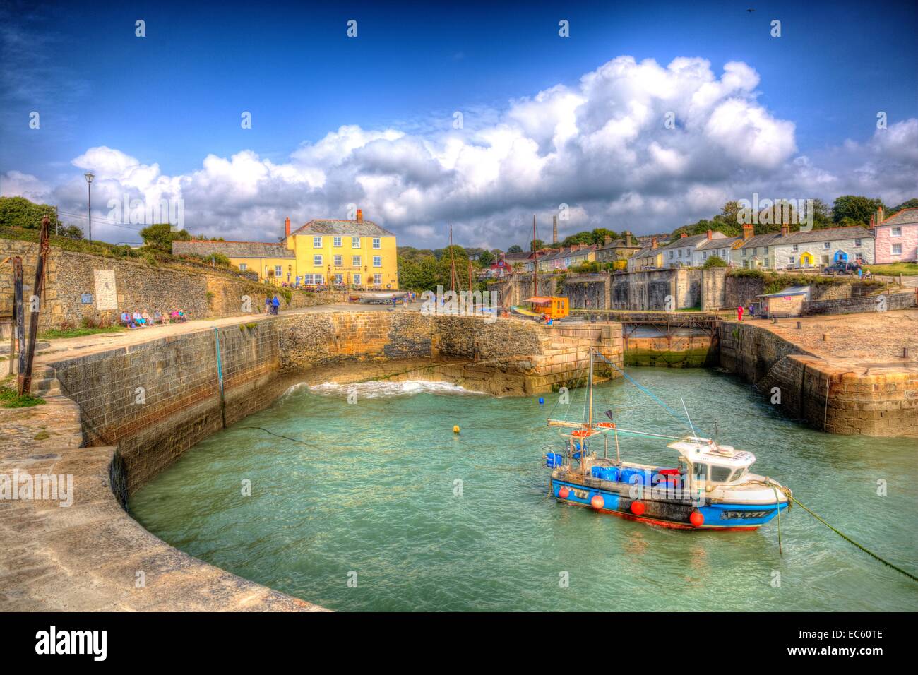 Charlestown Hafen in der Nähe von St Austell Cornwall England UK im Sommer mit blauem Himmel und Meer Stockfoto