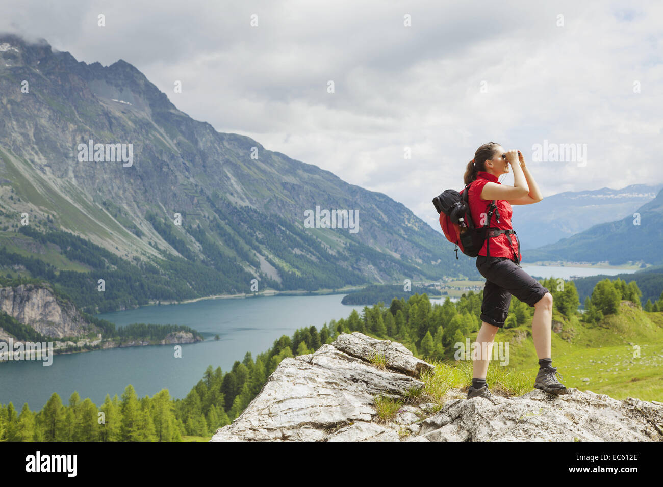 Wanderer im Engadin Durchsicht Fernglas See Natur Berge der Schweiz  weibliche Freiheit suchen St zu beobachten Stockfotografie - Alamy