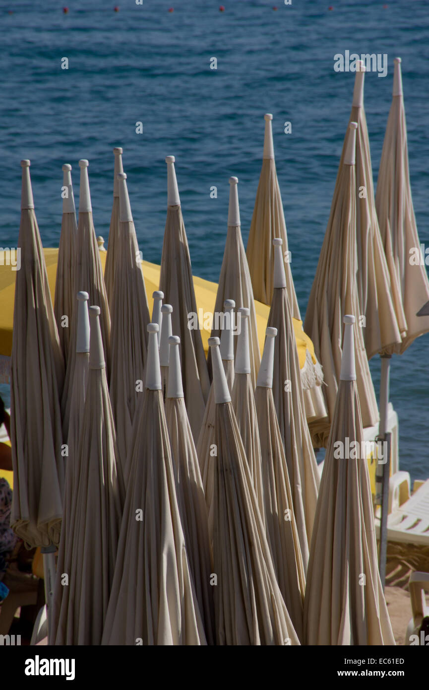 Sonnenschirme / Großschirme in einem Strandrestaurant vor blauem Meer Stockfoto