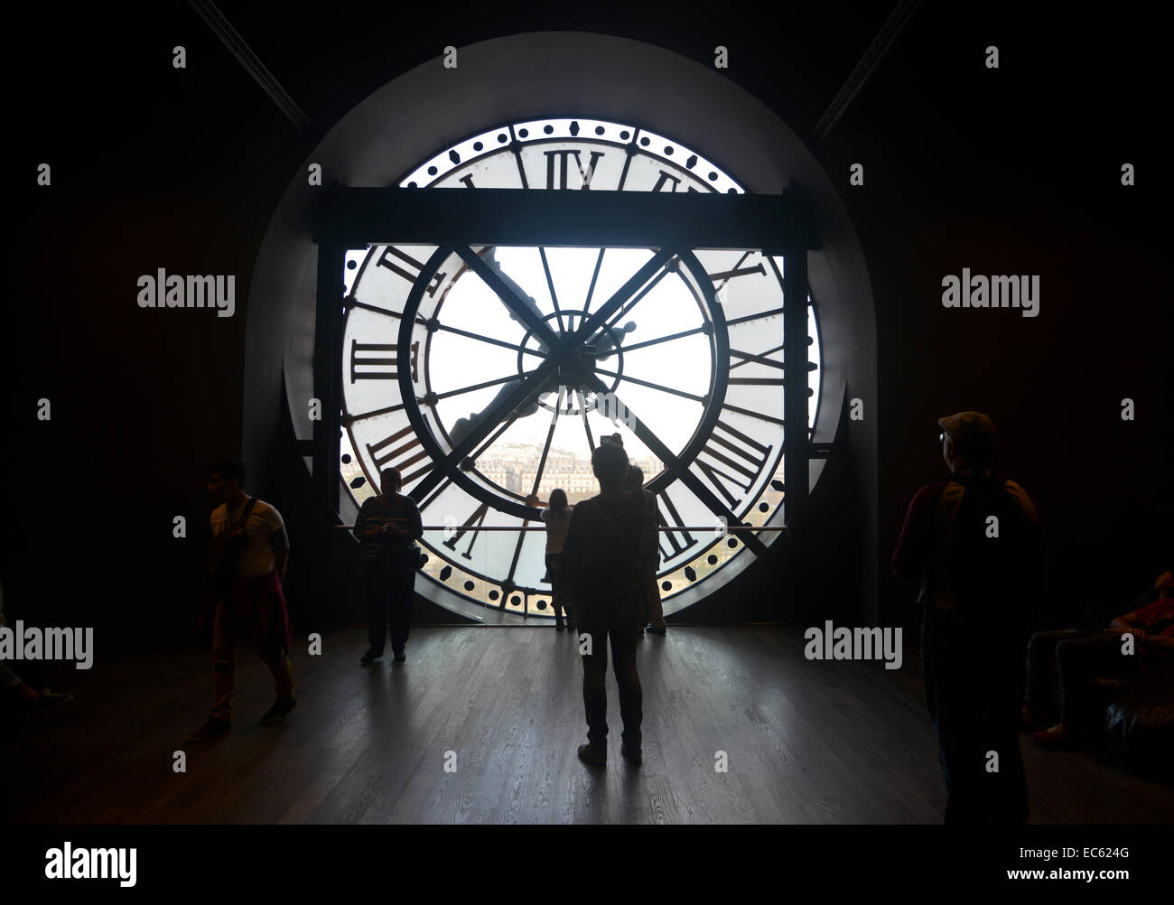 Zahlen, die Silhouette gegen das Ziffernblatt in das Musée d ' Orsay, Paris Frankreich Stockfoto