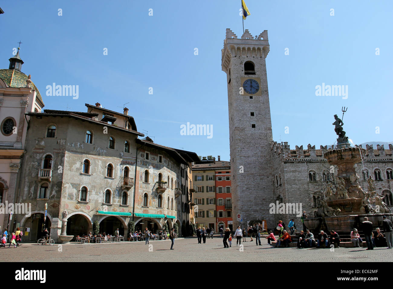 Glockenturm, Domplatz mit Neptun-Brunnen, Trento, Italien Stockfoto