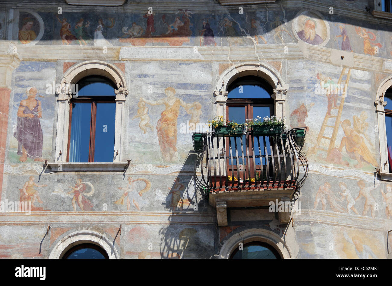 Fassade des Hauses mit Balkon, Trento, Italien Stockfoto