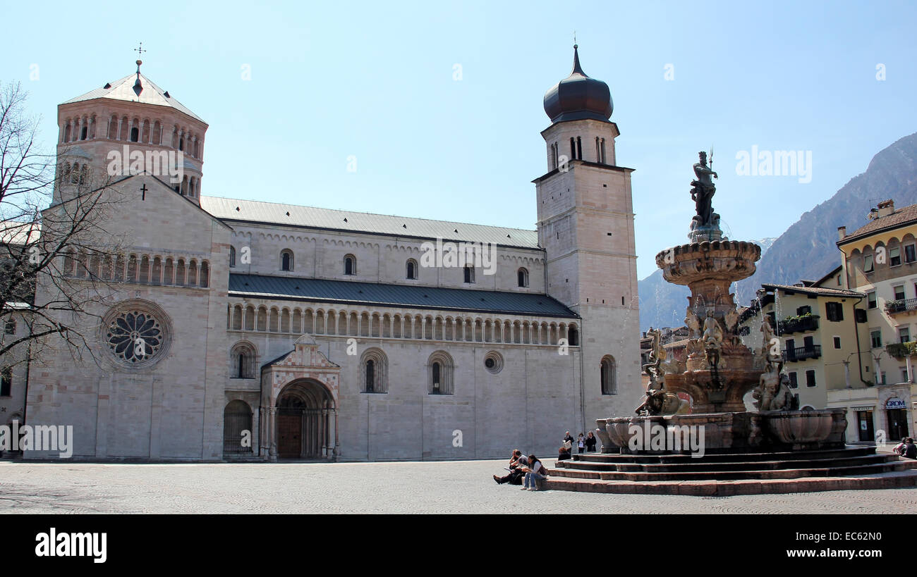 Kathedrale von San Vigilio mit Neptun-Brunnen, Trento, Italien Stockfoto