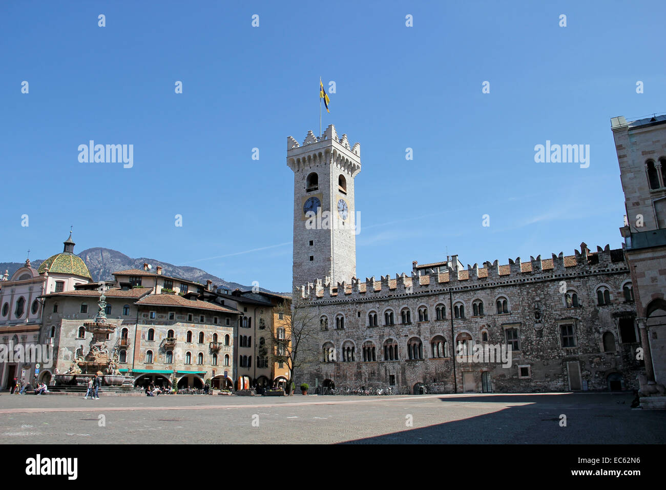 Glockenturm, Domplatz mit Neptun-Brunnen, Trento, Italien Stockfoto