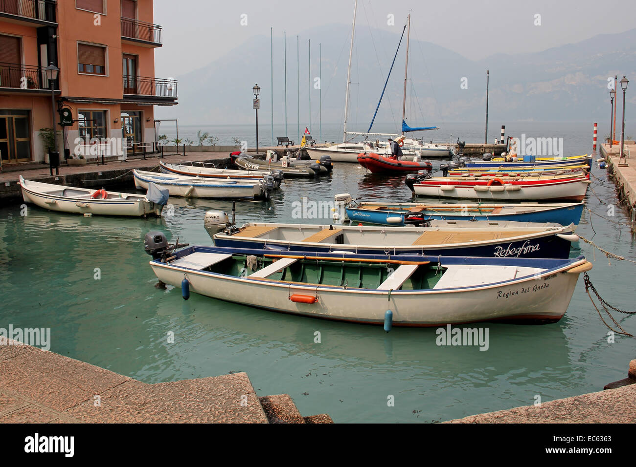 Brenzone, Boote im Hafen, Gardasee, Italien Stockfoto