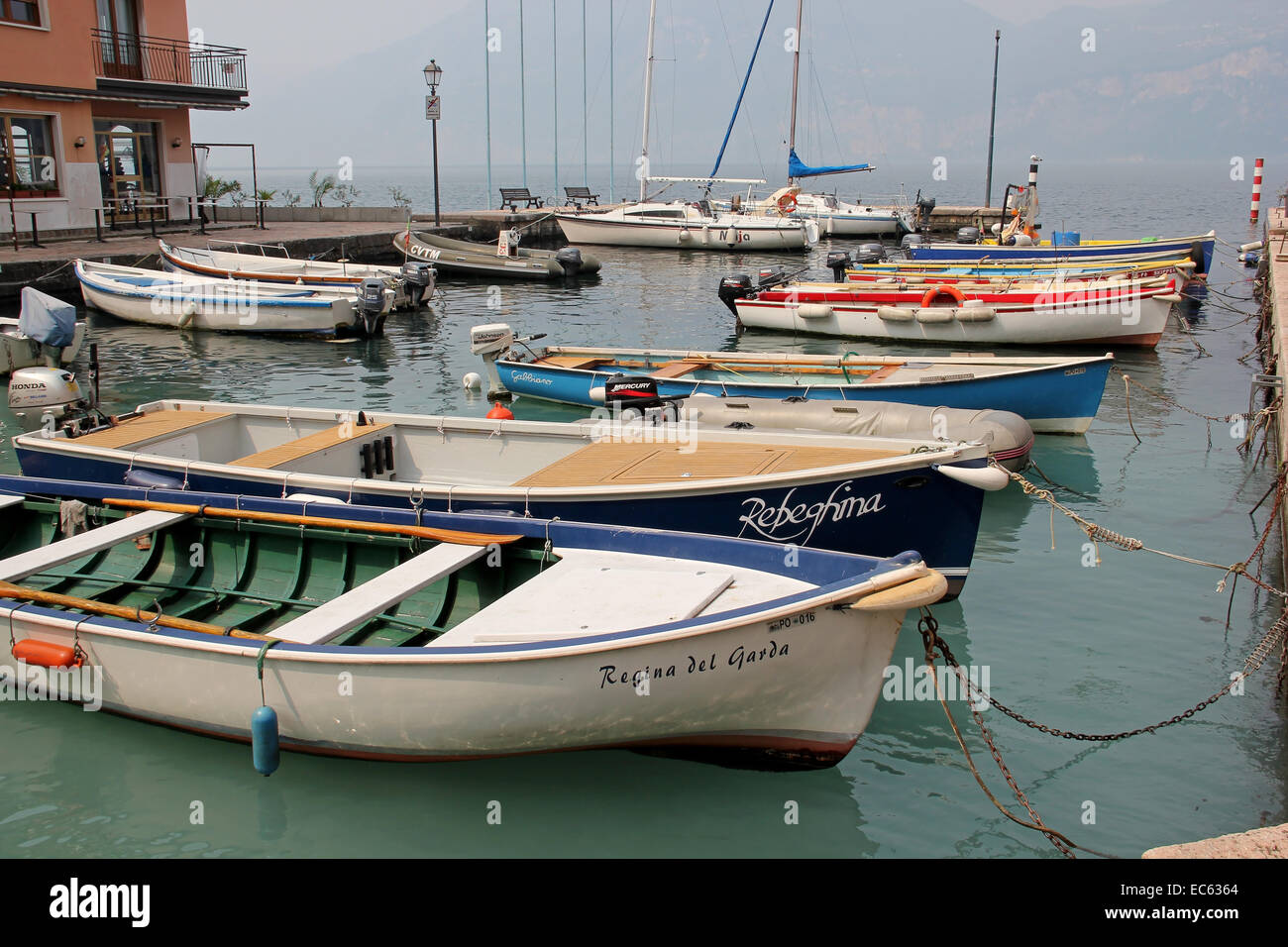 Brenzone, Boote im Hafen, Gardasee, Italien Stockfoto