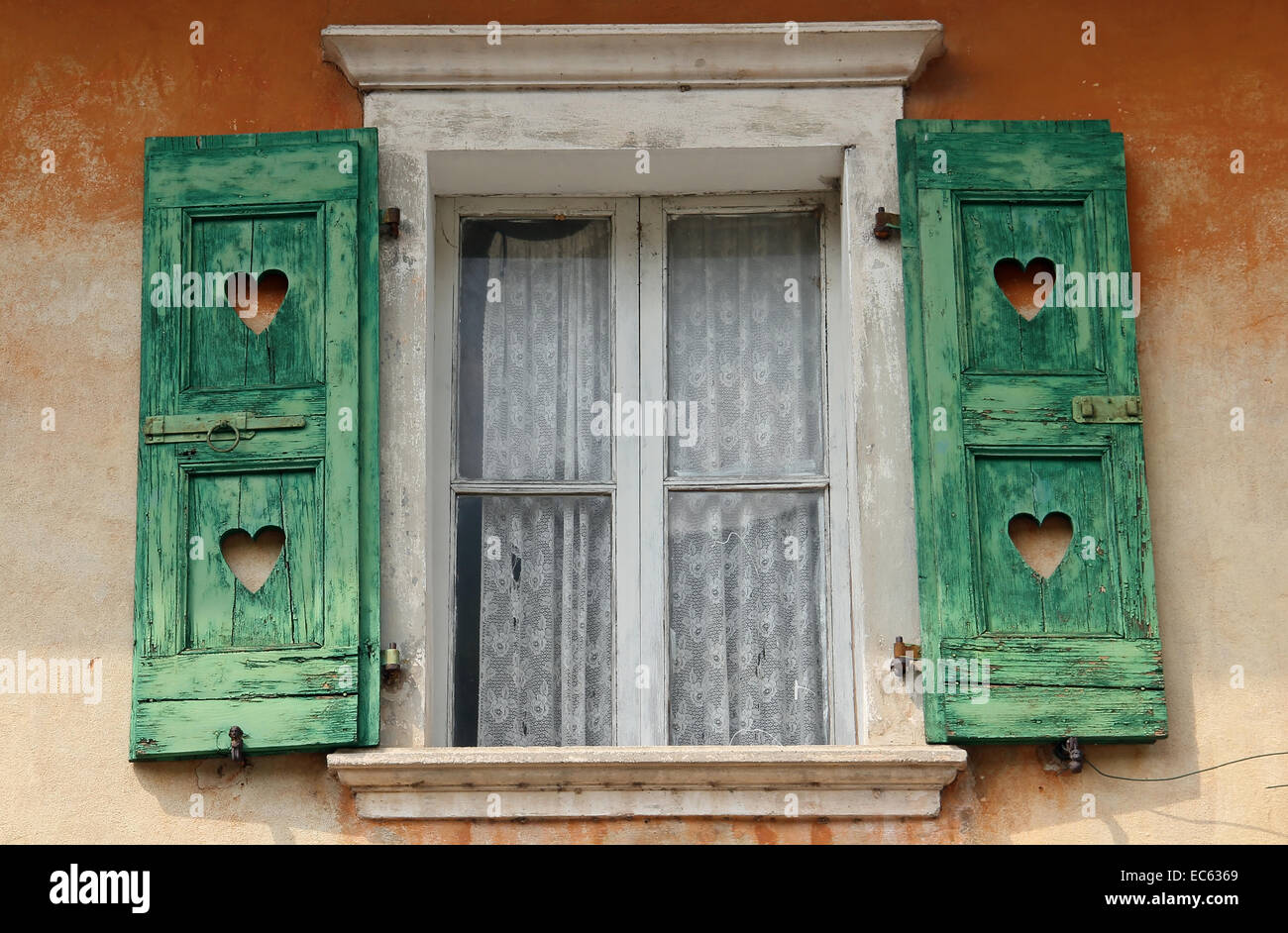 Brenzone, Fenster mit Fensterläden Herz, Gardasee, Italien Stockfoto