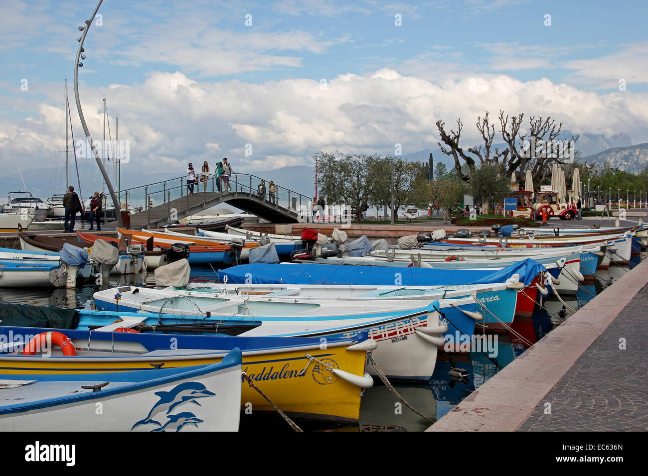 Bardolino, Boote im Hafen, Gardasee, Italien Stockfoto