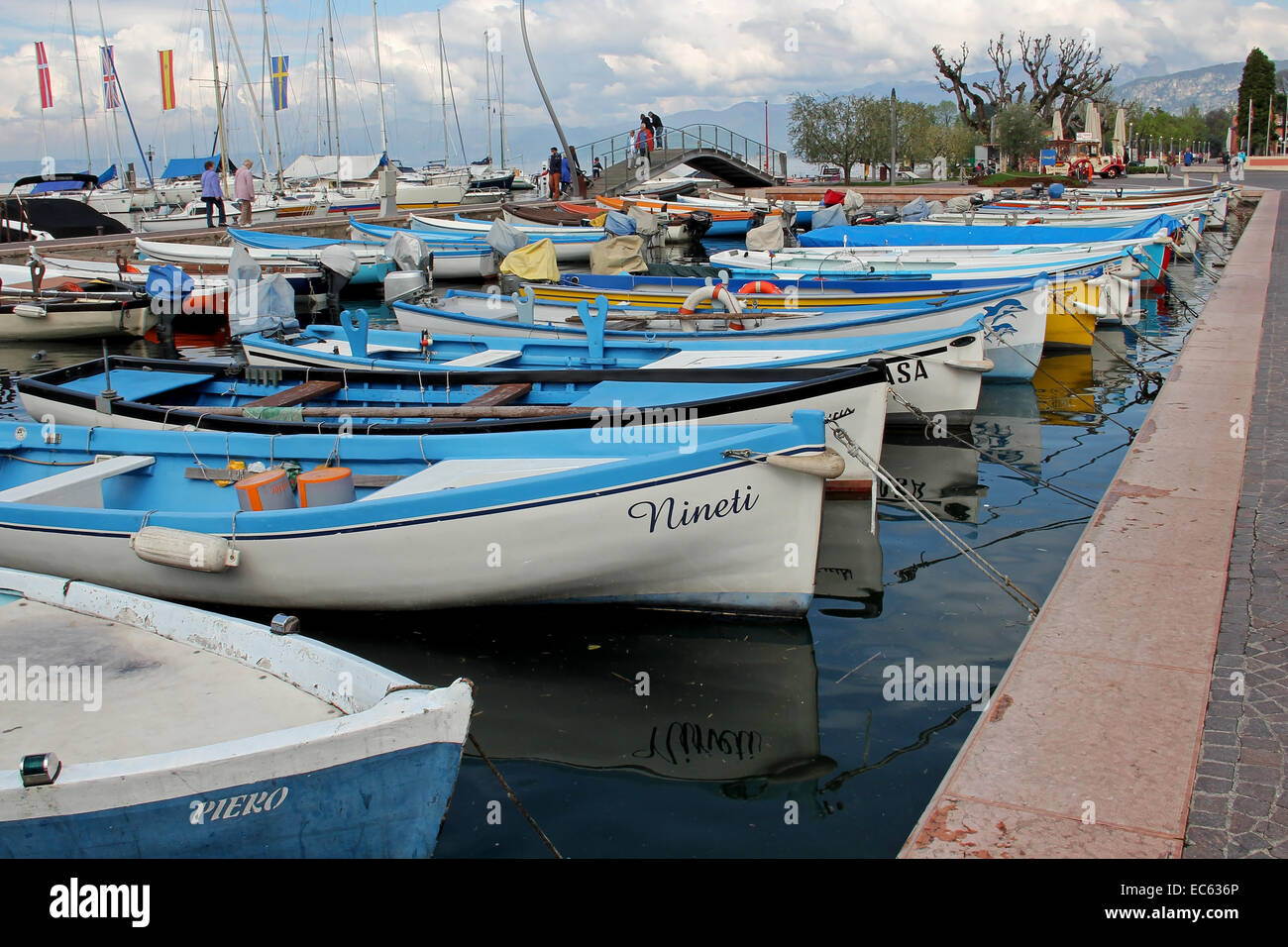 Bardolino, Boote im Hafen, Gardasee, Italien Stockfoto