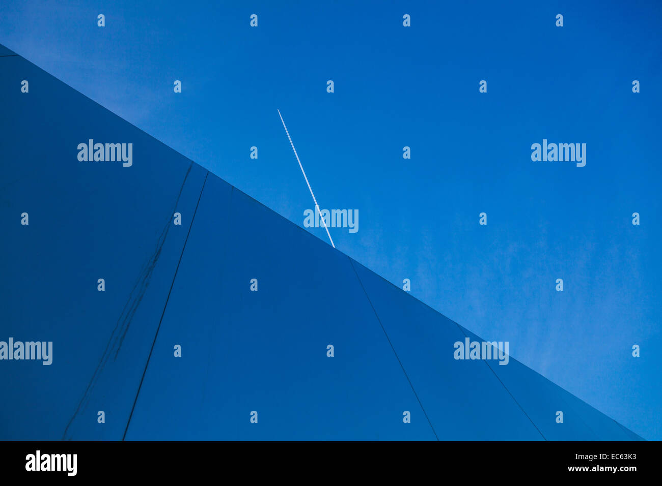 Berliner Mauer Denkmal im Jahr 2014 fliegt das Flugzeug über eine Wand Metallwand Wand Volksaufstand Flug Luft Brücke Himmelblau verbündet Stockfoto