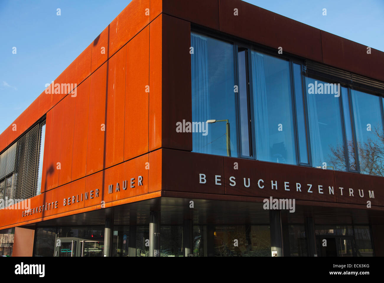 Besucher Zentrum Gedenkstätte Berliner Mauer Abendsonne Garten Straße die Gedenkstätte Berliner Mauer in 2014 Laterne hinter einer Wand aus Metall Stockfoto