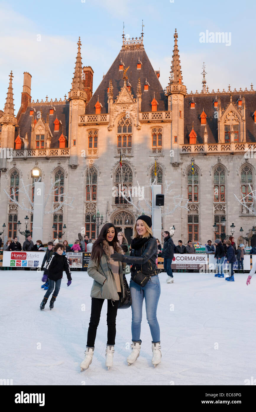 Eislaufen auf dem Marktplatz (Marktplatz) in Brügge (Brugge) Weihnachtsmarkt, Belgien, Europa der Bürger Stockfoto