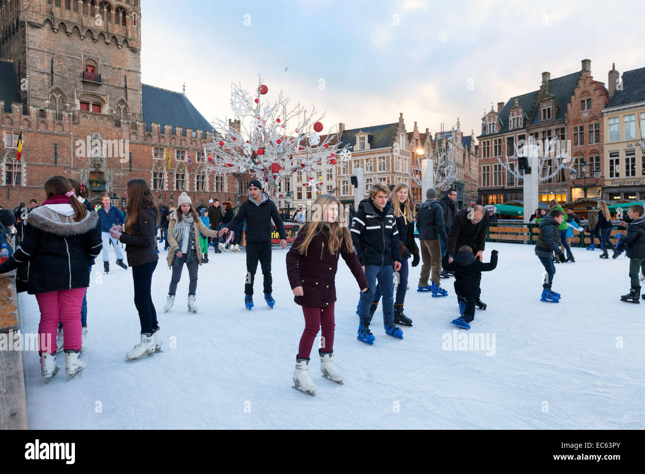 Menschen-Eislaufen auf der Eisbahn im Marktplatz (Markt), Weihnachtsmarkt Brügge, Brügge, Belgien-Europa Stockfoto