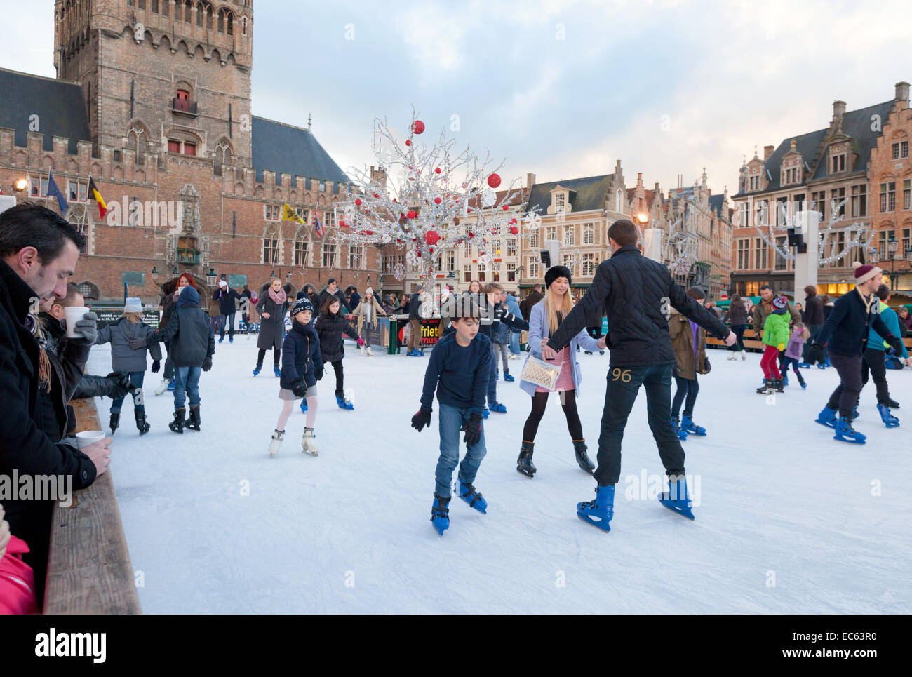 Eislaufen auf dem Marktplatz (Marktplatz) in Brügge (Brugge) Weihnachtsmarkt, Belgien, Europa der Bürger Stockfoto