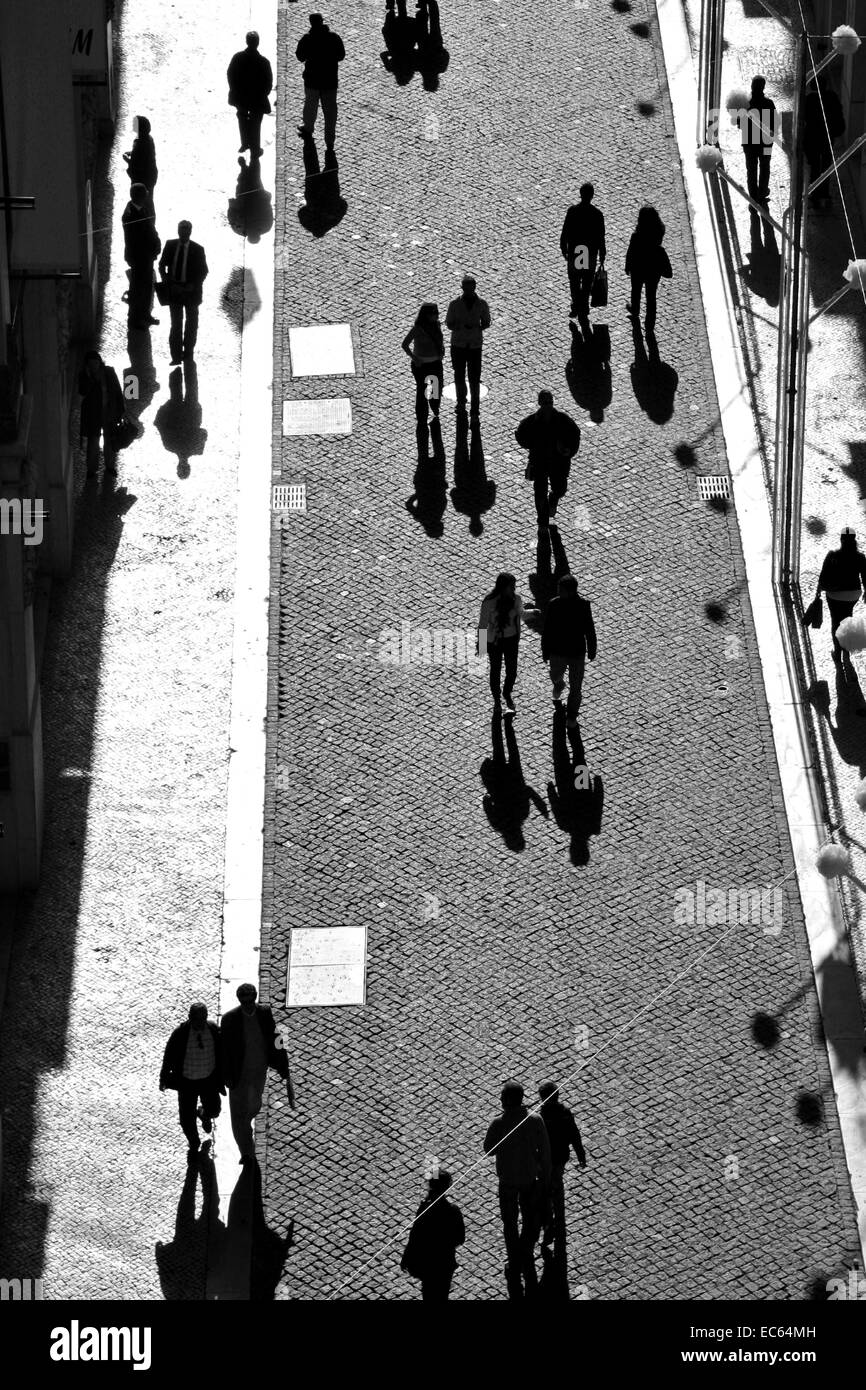 Menschen in einer Fußgängerzone in Lissabon Stockfoto