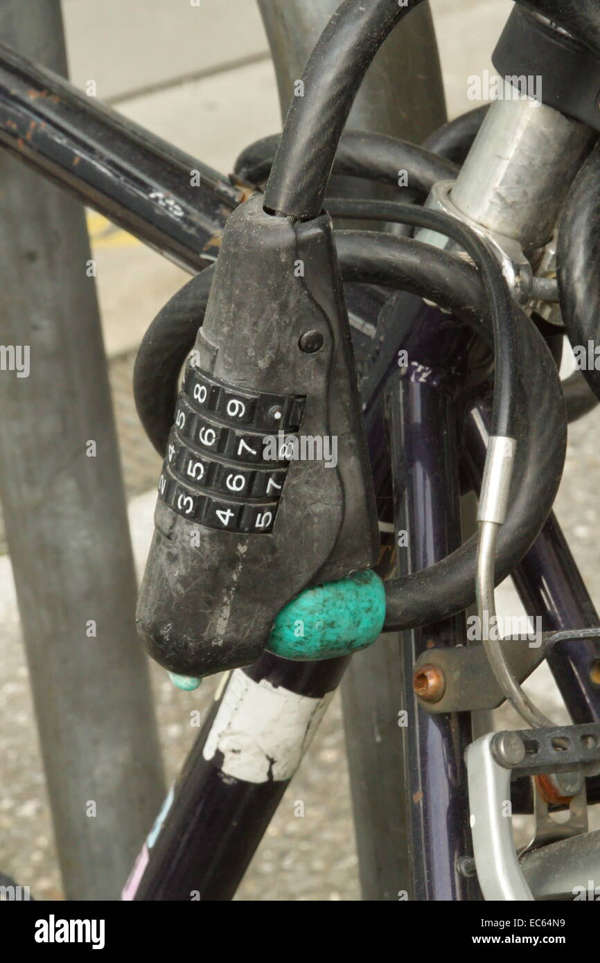 Hautnah auf einem alten geschlossene Stadt Fahrrad Vorhängeschloss mit Zahlen Stockfoto