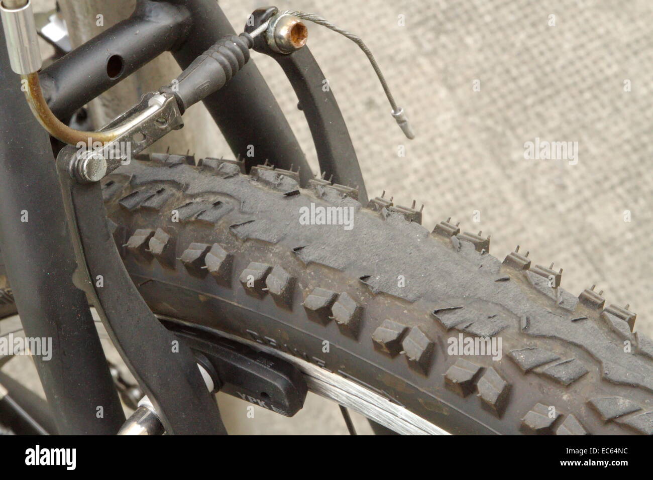 Abgenutzte Fahrradreifen in der Stadt hautnah Stockfotografie - Alamy
