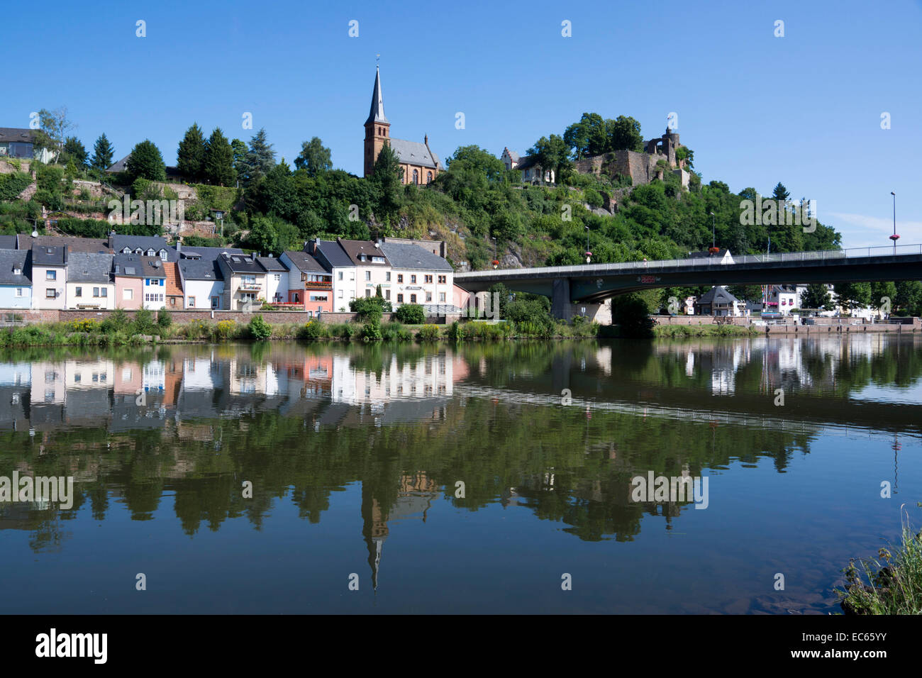 Blick über die Saar in Richtung Saarburg mit das Budaer Burgviertel und die protestantische Kirche Landkreis Trier-Saarburg Stockfoto