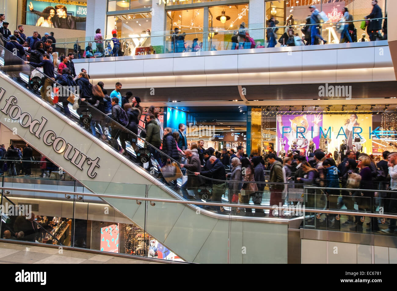Shopping im Einkaufszentrum Westfield Stratford City, London England Vereinigtes Königreich UK Stockfoto