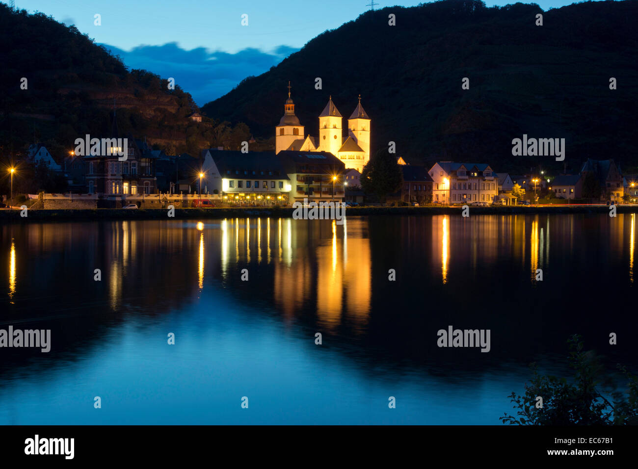 Ansicht von Karden mit Karden Stiftung Kirche St. Castor Mosel Dom nachts Treis Karden Landkreis Cochem Zell Stockfoto