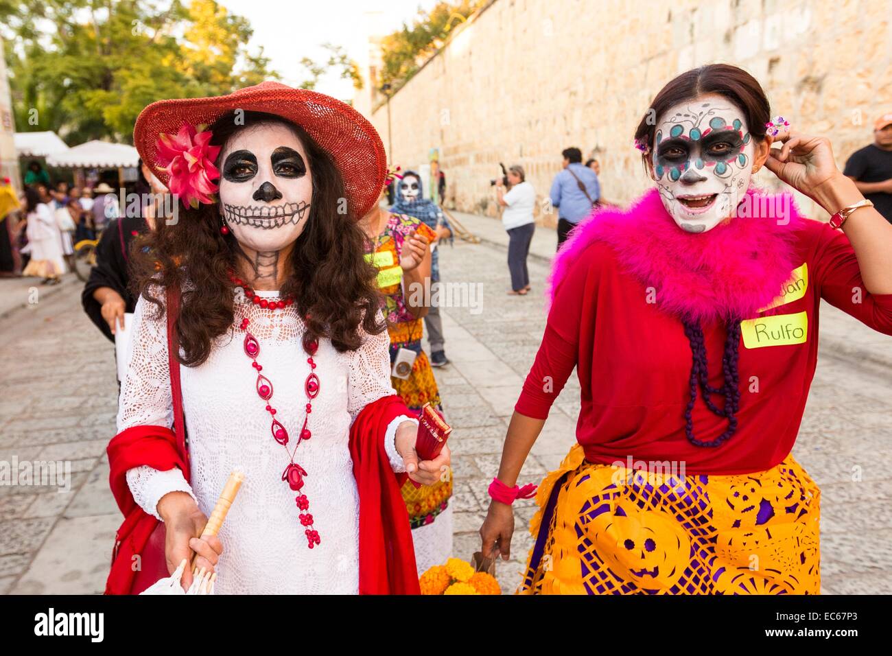 Eine Gruppe von Frauen tragen Skelett Kostüme Parade während des Tages der Toten Festival bekannt in Spanisch als D'a de Muertos 28. Oktober 2014 in Oaxaca, Mexiko. Stockfoto