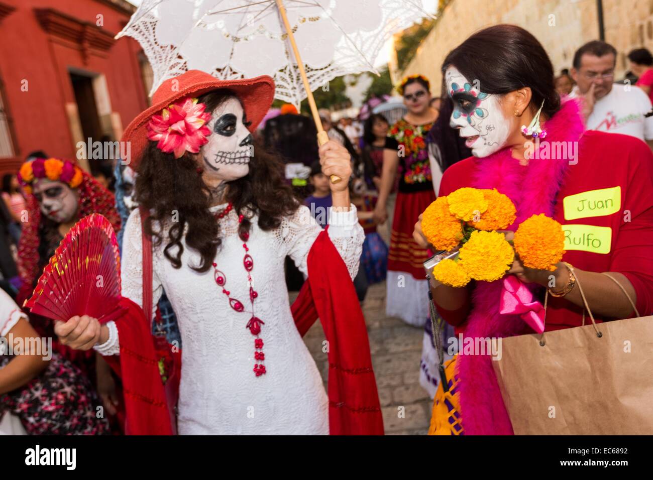 Eine Gruppe von Frauen tragen Skelett Kostüme Parade während des Tages der Toten Festival bekannt in Spanisch als D'a de Muertos 28. Oktober 2014 in Oaxaca, Mexiko. Stockfoto