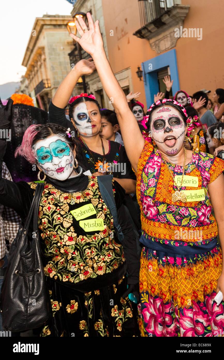Eine Gruppe von Frauen tragen Skelett Kostüme Parade während des Tages der Toten Festival bekannt in Spanisch als D'a de Muertos 28. Oktober 2014 in Oaxaca, Mexiko. Stockfoto