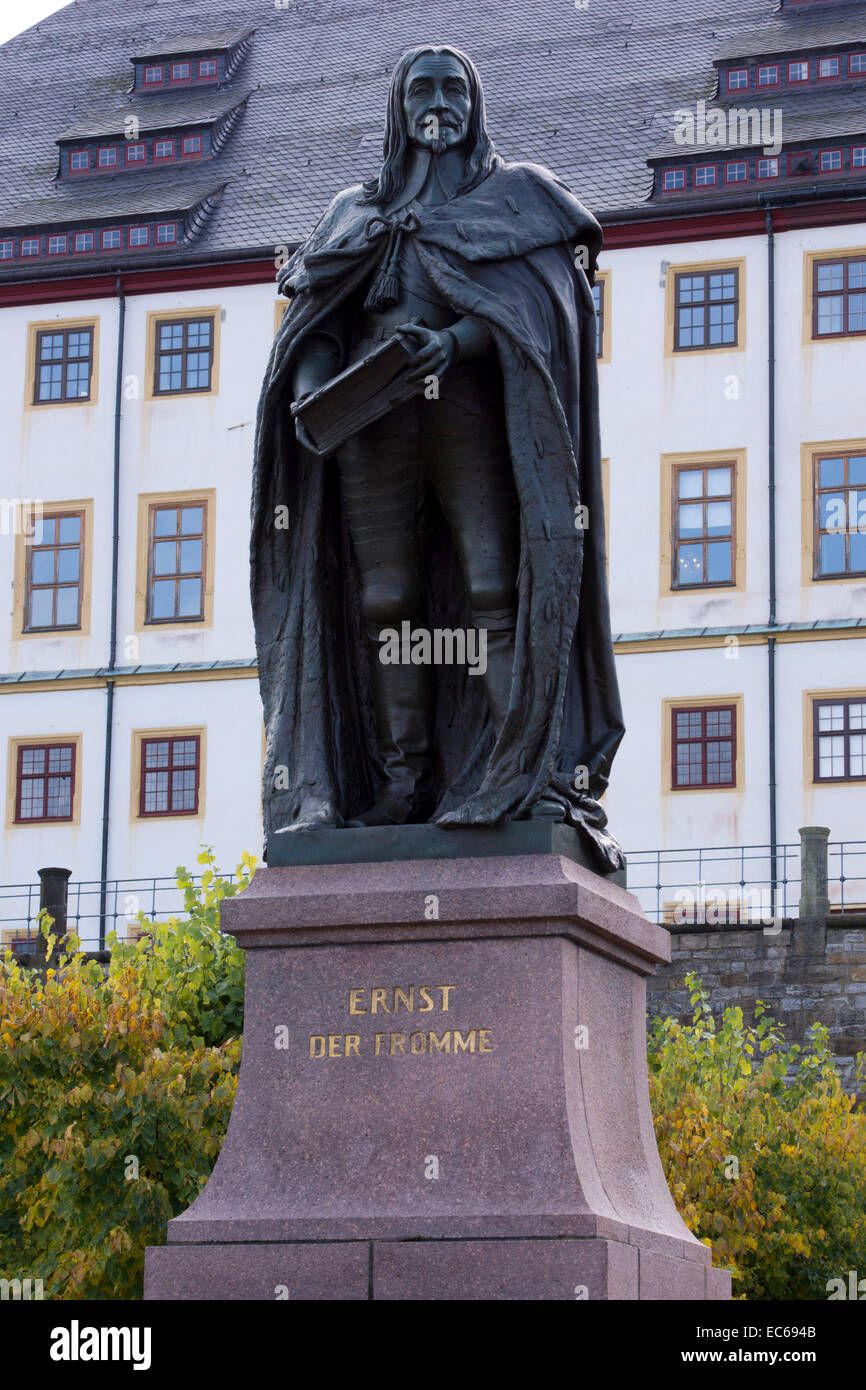 Statue von Ernst dem frommen vor Schloss Friedenstein Castle, Gotha, Thüringen, Deutschland, Europa Stockfoto