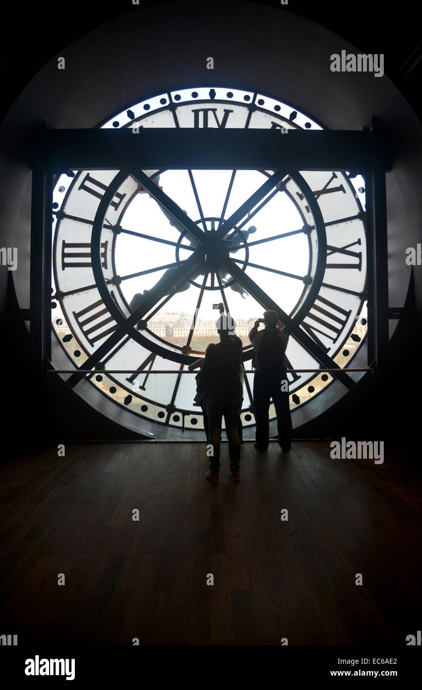 Zahlen, die Silhouette gegen das Ziffernblatt in das Musée d ' Orsay, Paris Frankreich Stockfoto