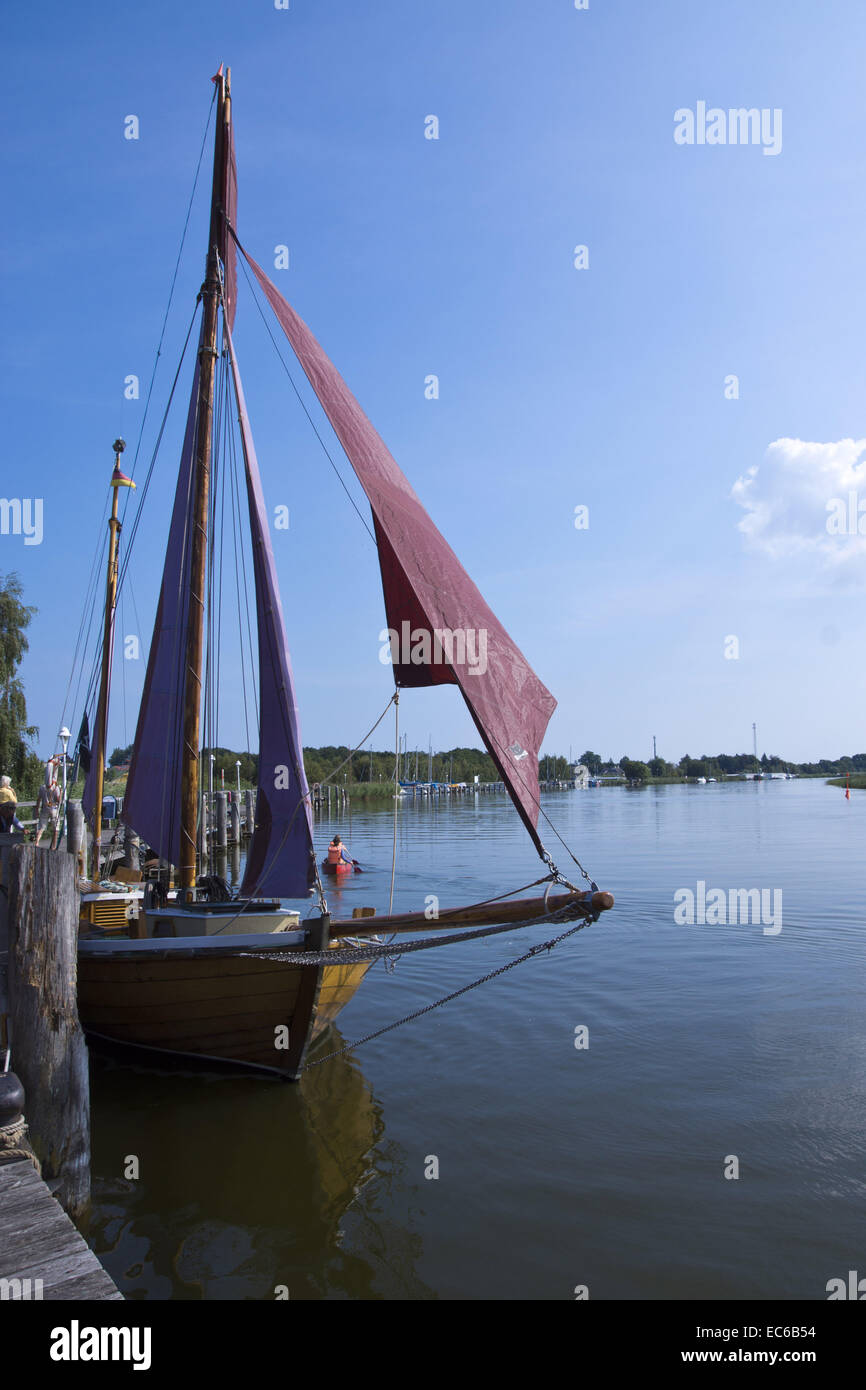 Zeesenboat in den Hafen von Zingst, Landkreis Vorpommern-Rügen, Mecklenburg-Vorpommern, Deutschland, Europa Stockfoto