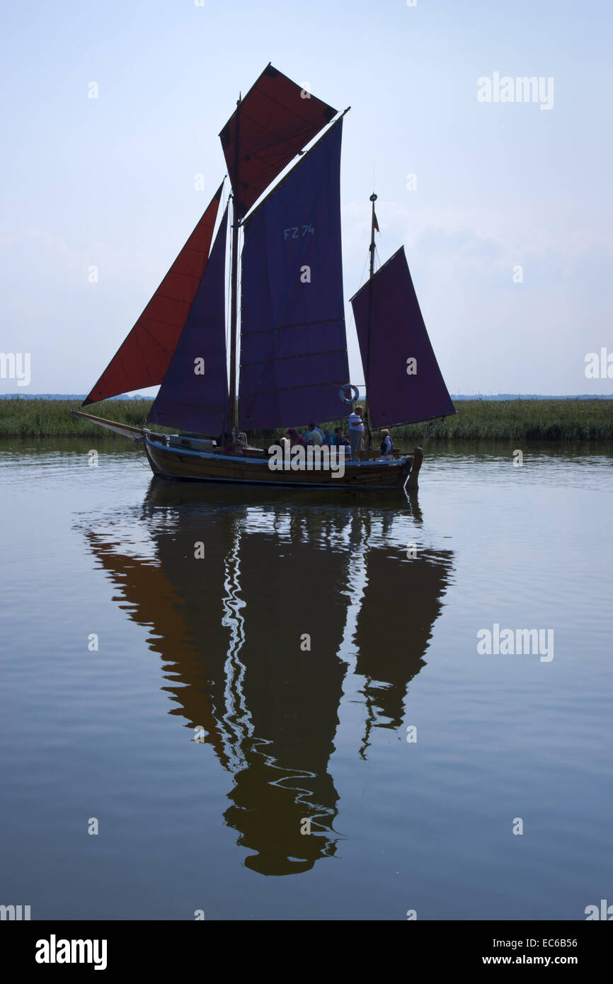 Zeesenboat in den Hafen von Zingst, Landkreis Vorpommern-Rügen, Mecklenburg-Vorpommern, Deutschland, Europa Stockfoto