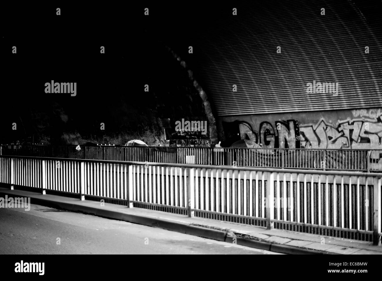 Schlafen unter der Brücke Stockfoto