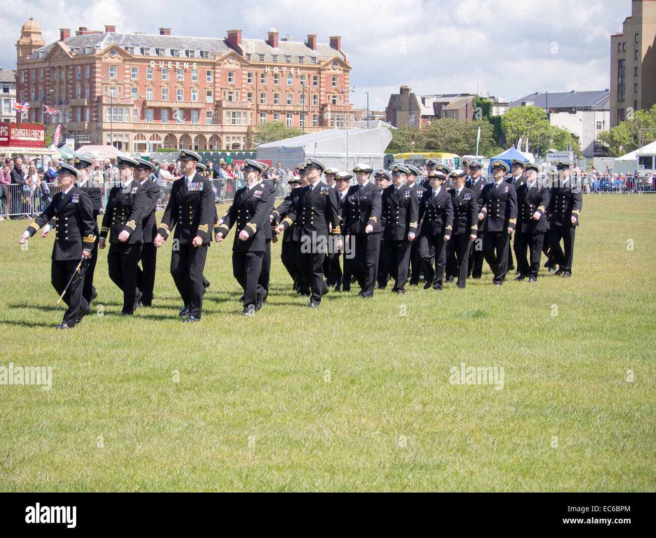 Offiziere der RNR Einheit HMS King Alfred am Parade auf Southsea Common einschließlich Portsmouth MP Penny Mordaunt in ihren Reihen Stockfoto