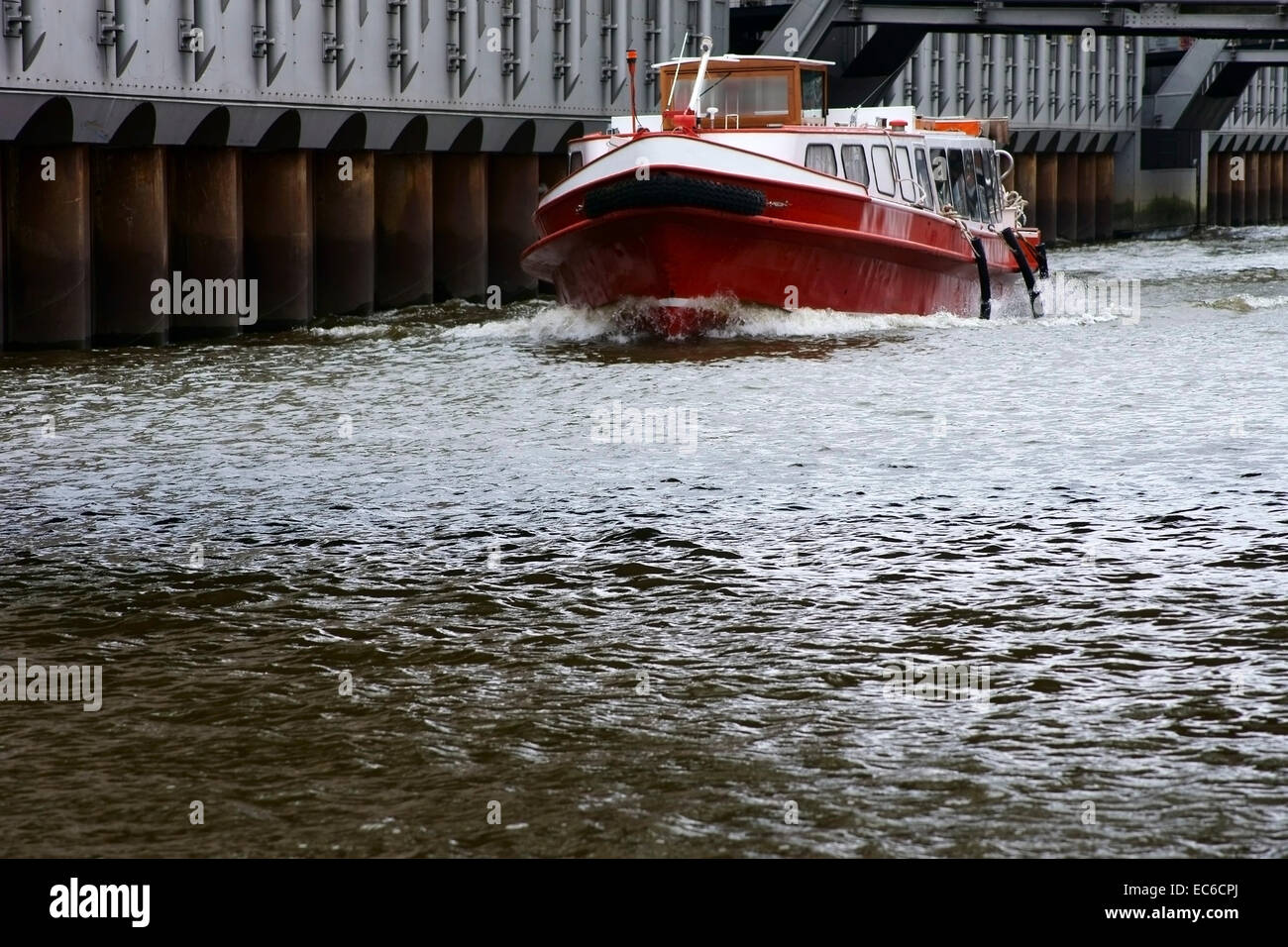 Passagier-Boot in den Hafen-Kanal Stockfoto