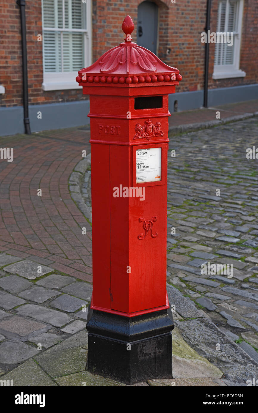 Ein 19. Jahrhundert Penfold Post Box in Court Street, Faversham, Kent, UK Stockfoto