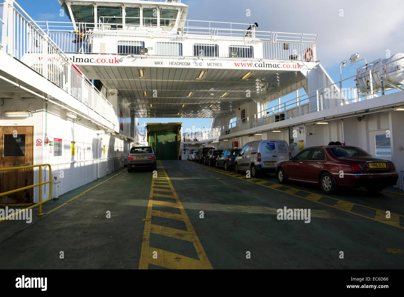 Autodeck auf der Caledonian MacBrayne Fähre 'Loch Shira'. Stockfoto