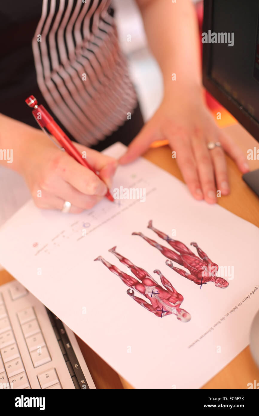 Fitnessübung Grafik menschlichen Muskeln Papier sport Stockfoto