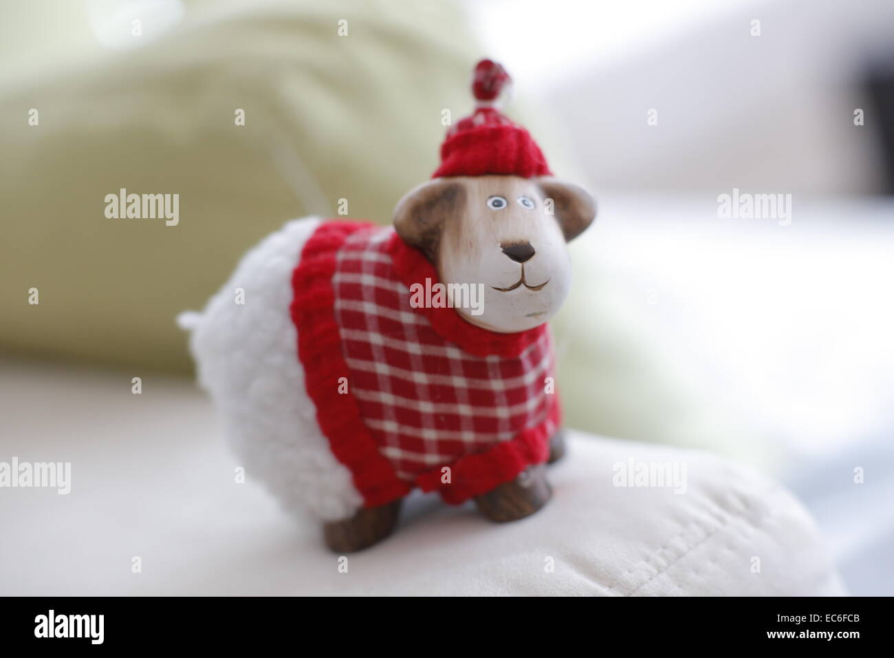 Schaf Plüschtier mit Kleidung Stockfoto