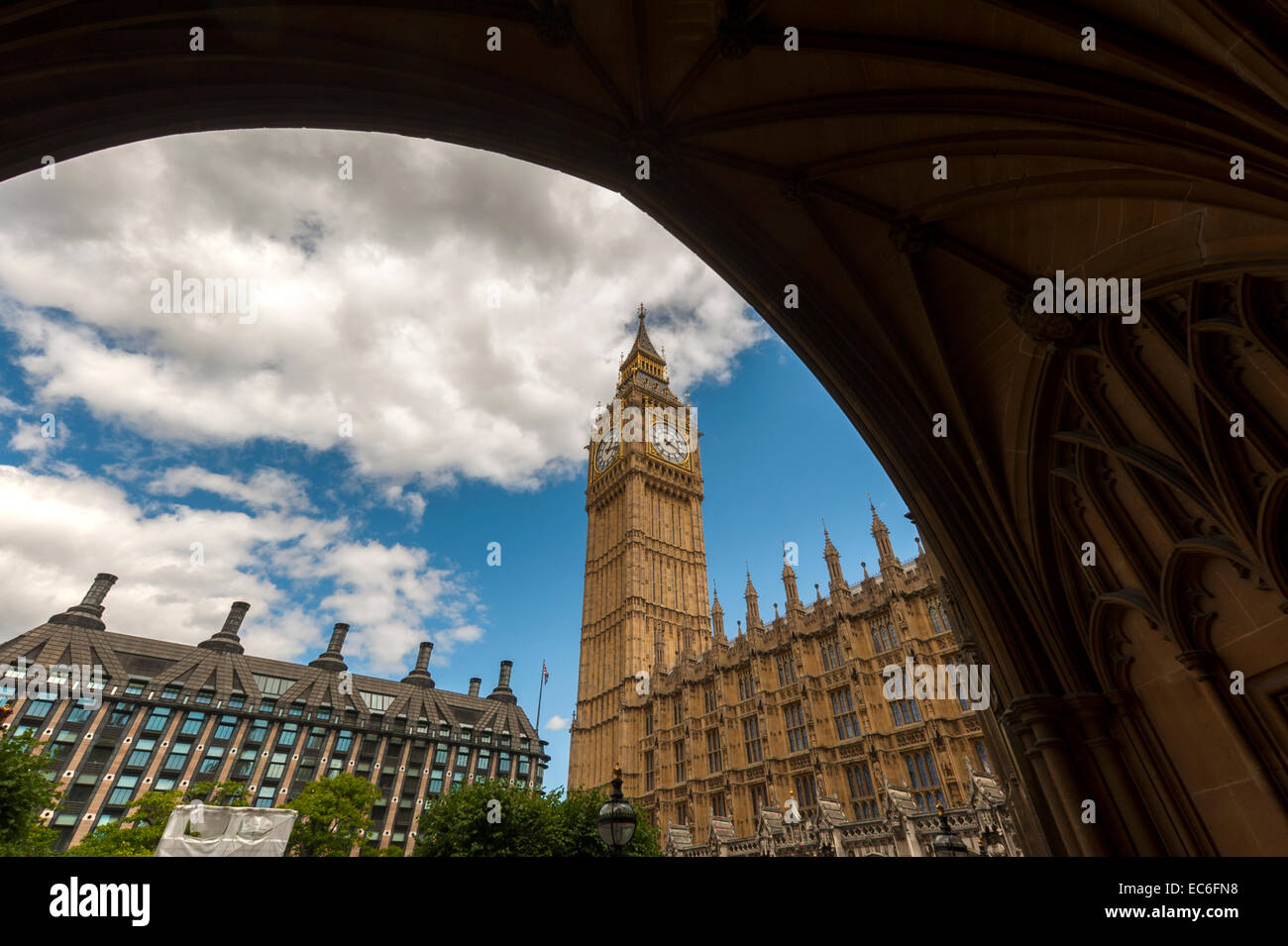 Elizabeth Tower auch bekannt als Big Ben, gesehen vom Palace Yard mit Portculiss Haus im Hintergrund Stockfoto