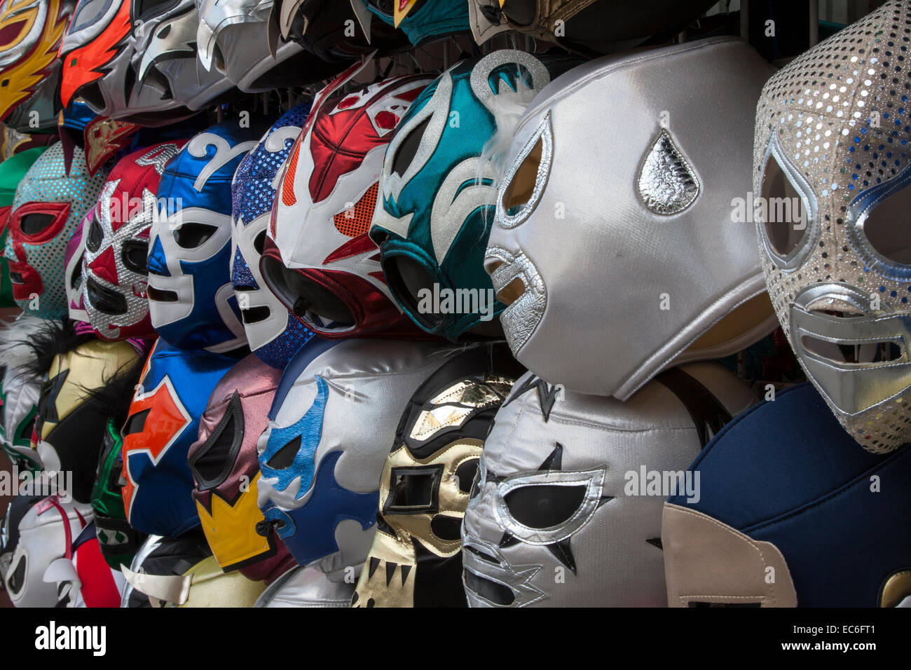 Lucha Libre Masken zum Verkauf auf der 24th Street in The Mission in San Francisco, Kalifornien. Stockfoto