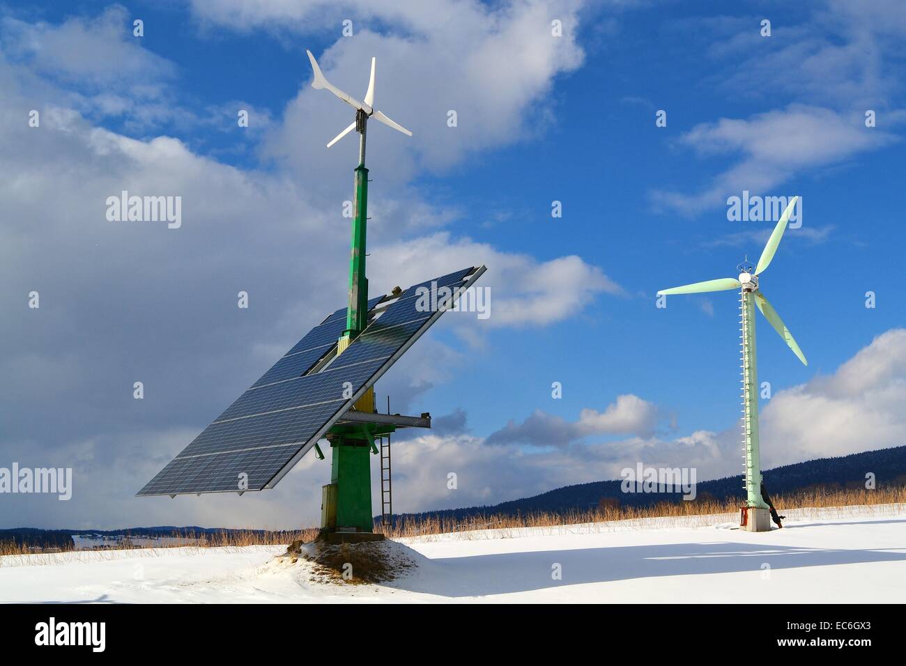 Photovoltaik und Wind Motor Stockfoto