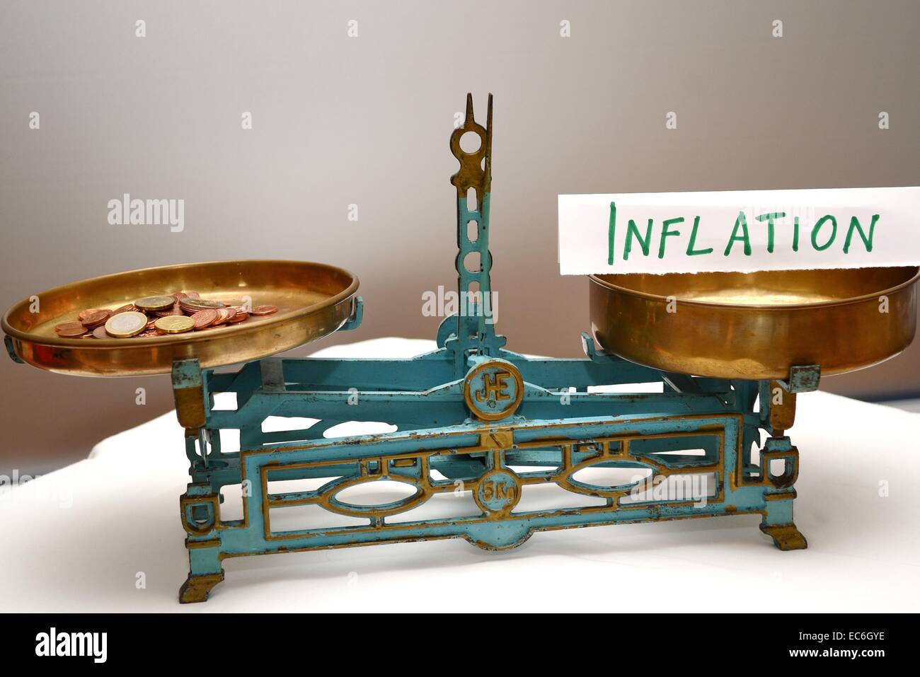 Inflation symbolisiert mit Schuppen Stockfoto