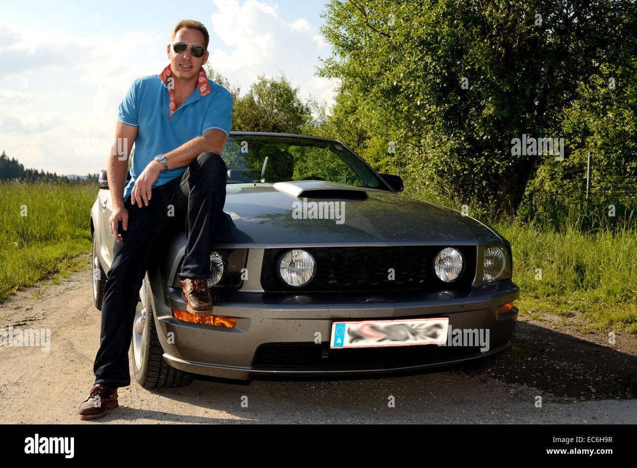 Coole Sportwagen Besitzer Sitzt An Seinem Auto Stockfotografie Alamy